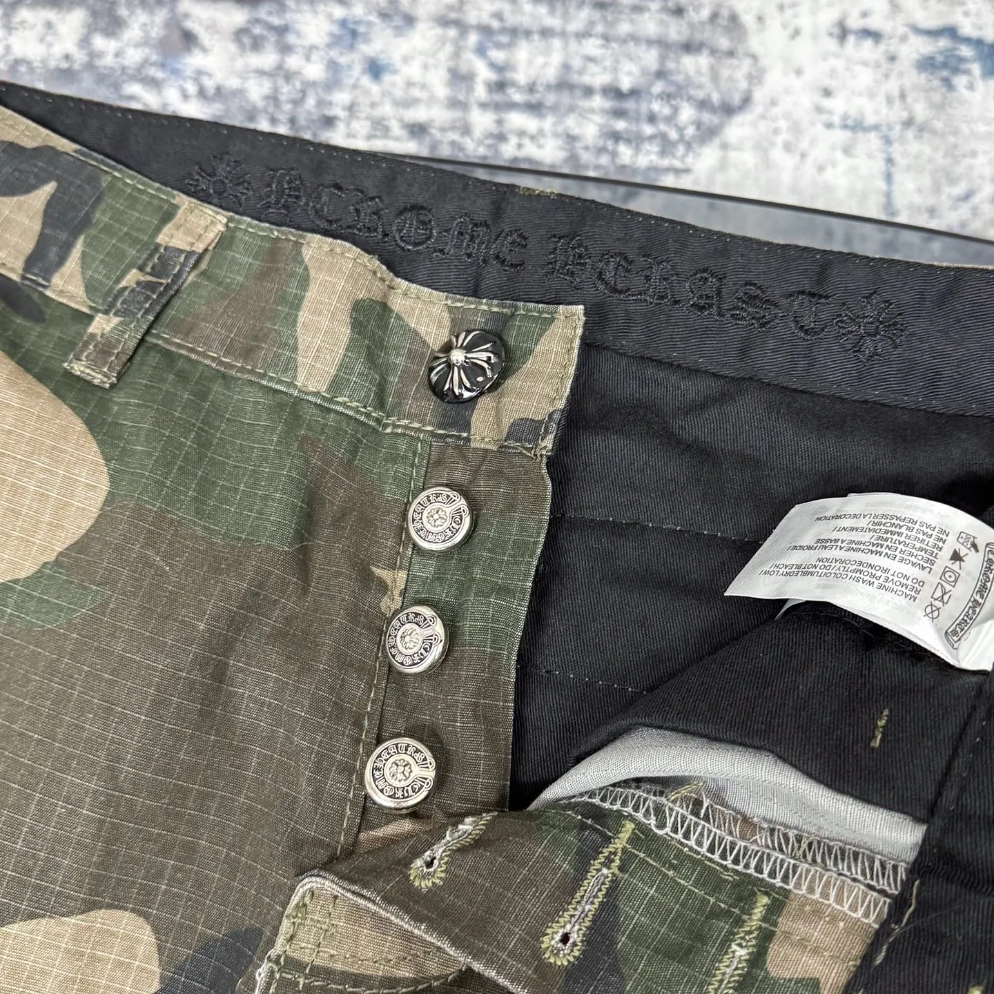 P280 Chrome HeartsCH camouflage logging pants straight-leg Sanskrit unisex overalls, W-level cabinet, patchwork cross pattern embellishment, high-waisted washed jeans! ! Absolutely high-end luxury products, 1.9W-level god-level single products, super popular products, built with top heavy industry, a magic weapon that cannot be missed. About Zangyin, this is an extremely luxurious fashion brand, which can also be called the aristocrats of the high street. It has always been an exclusive brand for some hipsters or the rich second generation. Compared with ordinary high streets, it is more luxurious and noble. Compared with luxury brands, it has a more fashionable personality and has always been a brand that I have a special liking for. Imported yarn is custom-woven into a high-density twill canvas, which ensures a crisp silhouette while also making the fabric very delicate to the touch. It follows the B01 classic silhouette, with a crisp and stylish upper body. The ready-made garments are stone-milled and fermented, so they can be matched with any style. Buttons and zippers are made of authentic YKK retro metal products. Double-layer canvas on the front knees has perfect details. All hardware is customized. Color: Camouflage Size: 28/30/32/34/36 Waist: 74/79/84/89/94 Sitting: 104/109/114/119 Pants length: 101/102/104/106/108